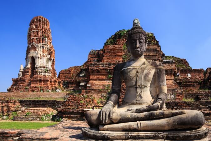 ancient-statue-buddha-wat-mahathat-temple-ayutthaya-thailand