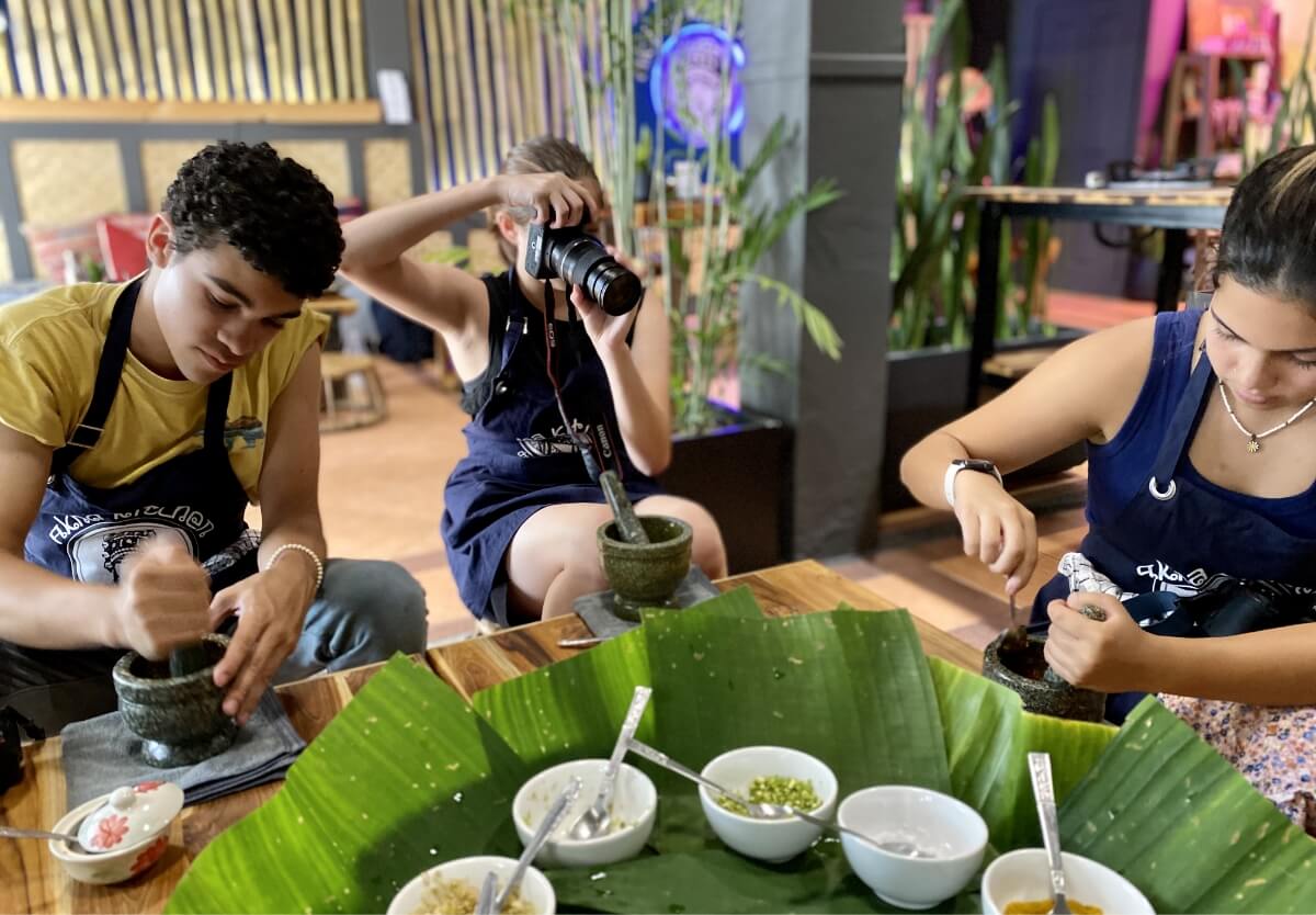 students-photographing-cooking-class-thailand
