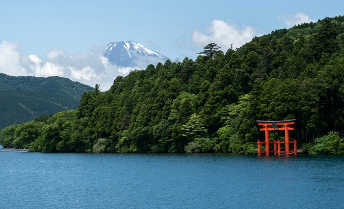 hakone-shrine-with-mt-fuji-lake-ashi-japan