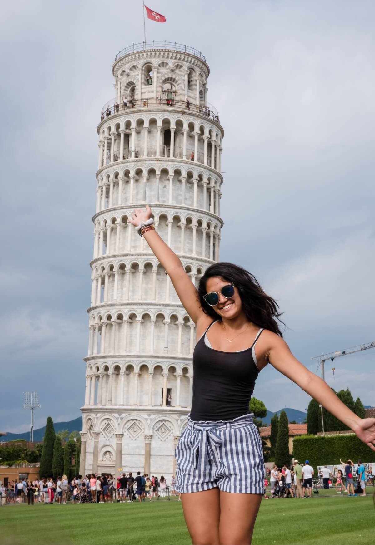 student-posing-leaning-tower-pisa