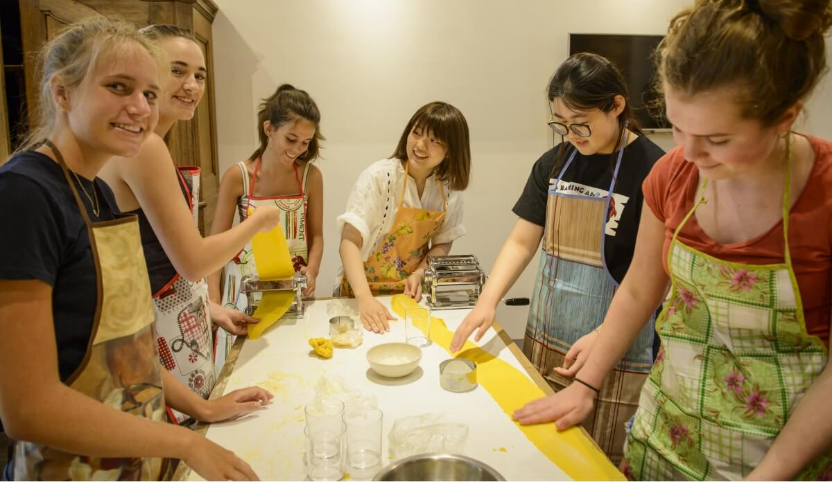 students-cooking-class-italy